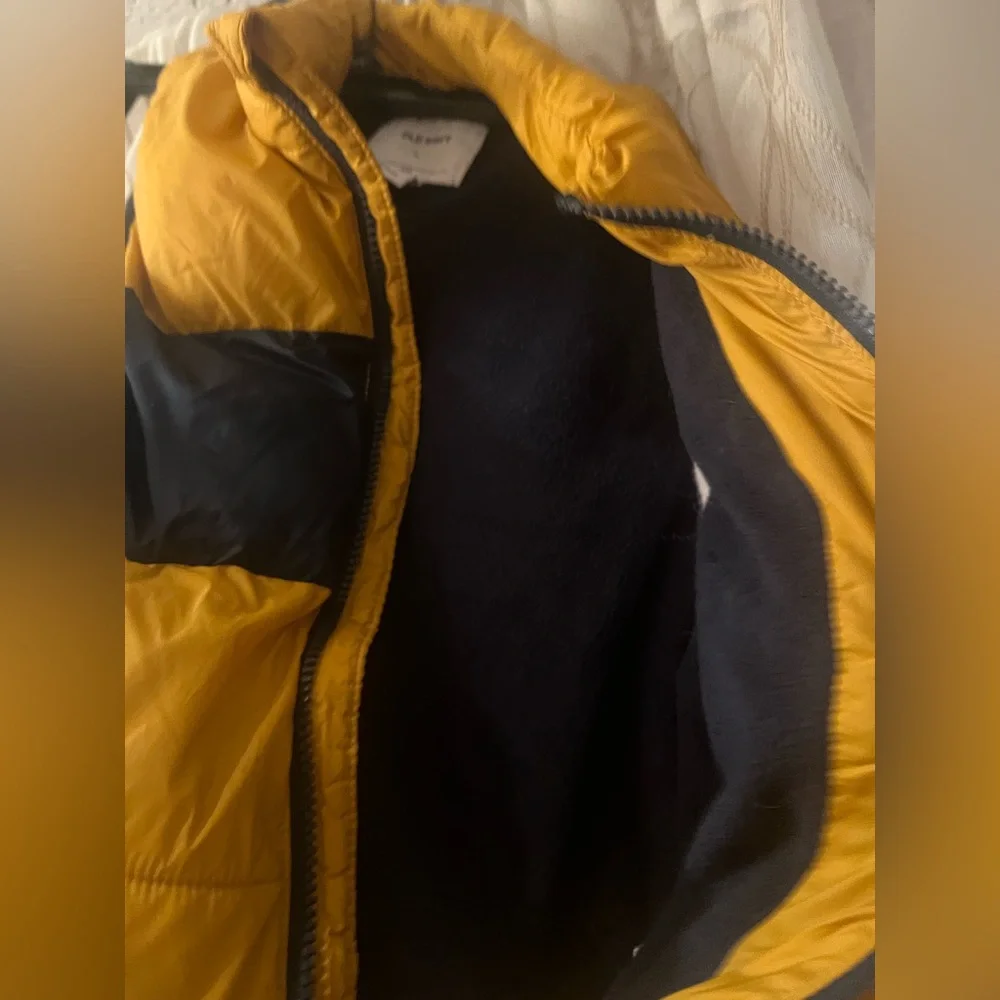 Old Navy Black and Yellow Puffer Vest EUC